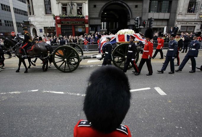 V ulici Fleet Street byla byla rakev s ostatky Margaret Thatcherové přeložena na pietní lafetu. Tímto způsobem doputovala až ke zmiňované Katedrále Svatého Pavla. Lafetu táhlo koňské spřežení.