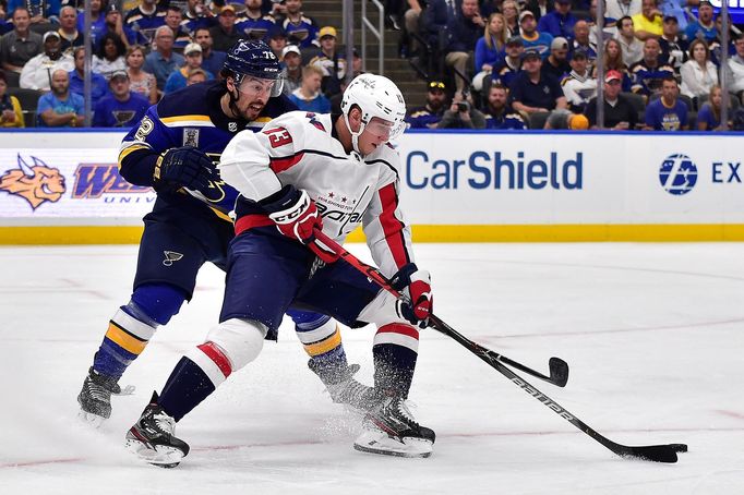 Jakub Vrána (Washington Capitals) a Justin Faulk (St. Louis Bluesj