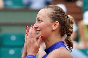 Šťastné slzy Kvitové, smutná Kerberová a Thiemova paráda. To byl první den French Open