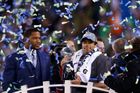 Russell Wilson - rozehrávač Seattlu Seahawks - se mazlí s trofejí pro šampióna NFL coby třetí nejmladší quarterback v historii...