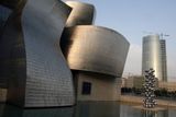 Guggenheimovo muzeum ve španělském Bilbau z roku 1997 připomíná vesmírný koráb. Konstrukce z vápence, skla a kovu pokrytá panely z titanového plechu se vymyká všem tradičním formám. Zdánlivý vnější chaos křivek, oblouků, vln a spirál přechází uvnitř v naprostý pořádek.