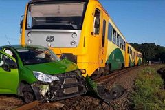 Řidička vjela u Olomouce pod vlak, ten táhl auto 150 metrů. Nehoda má jen 2 zraněné