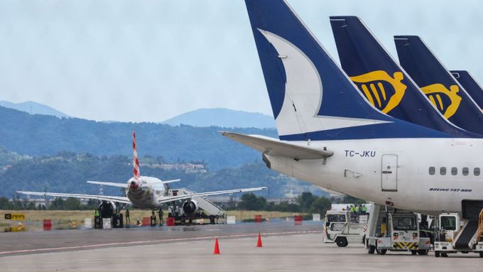 Na letišti Milán Bergamo byl dočasně přerušen provoz poté, co při přípravách na vzlet zemřel muž na ranveji. Incident se stal 8. července 2025 v Orio al Serio u Bergama.