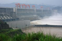 Číňané se bojí, že povodně protrhnou obrovskou přehradu. Režim kritiku odmítá