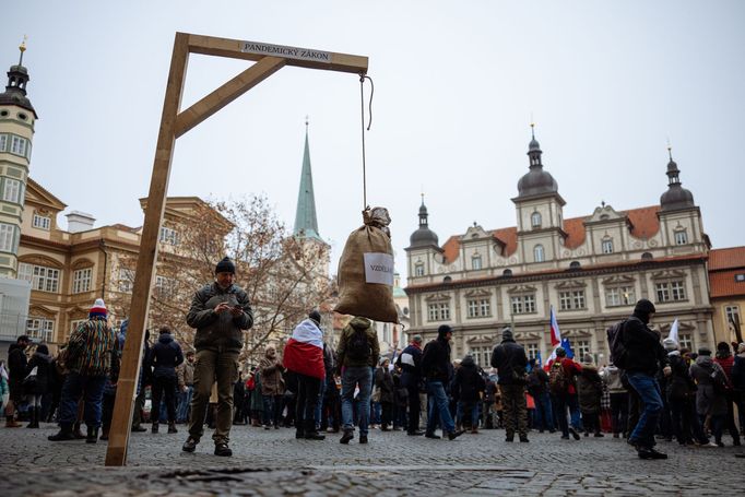 Příznivci iniciativy Chcípl PES na pražském Malostranském náměstí demonstrují proti schválení vládní novely pandemického zákona.