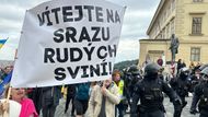 Momentka z demonstrace, kterou do Prahy svolal spolek Svatopluk, 27. září 2025. na snímku odpůrci demonstrace.