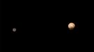 Pluto a Charon vyfocené ze zhruba šest milionů kilometrů dlouhé vzdálenosti.