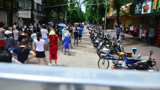 Lidé na Chaj-nanu stojí frontu na testování v době lockdownu.