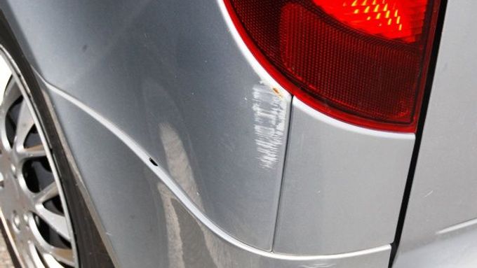 Pachatel poškrábal části automobilů (ilustrační foto)