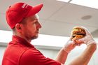 Dnes už pro všechny. Five Guys otevírá pobočku v Praze, jak je to s cenami burgerů?
