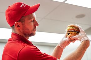 Dnes už pro všechny. Five Guys otevírá pobočku v Praze, jak je to s cenami burgerů?