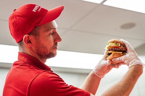 Five Guys, fastfood, jídlo, hamburger, burger, hranolky, gastronomie, Praha