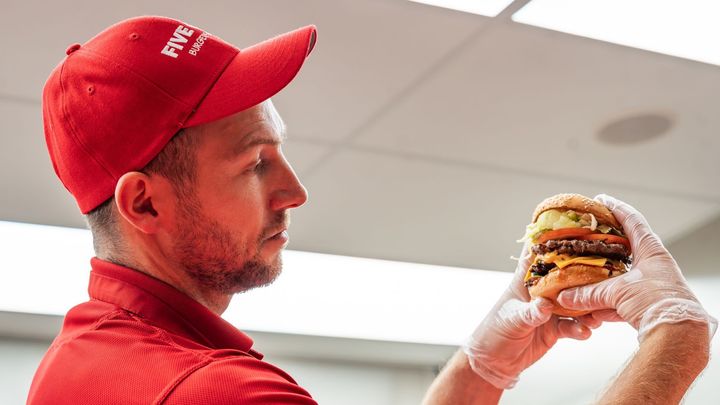 Dnes už pro všechny. Five Guys otevírá pobočku v Praze, jak je to s cenami burgerů?; Zdroj foto: Viet Tran
