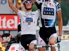 Bratři Schleckové v cíli Tour. Vlevo Andy Schleck, vpravo a vepředu vítěz etapy Frank.