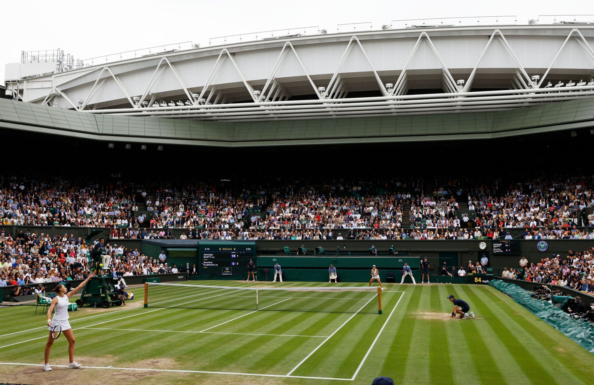 Pohled na centrální kurt během finále Wimbledonu 2021 Karolína Plíšková - Ashleigh Bartyová.