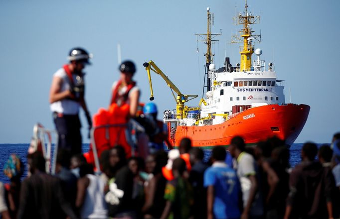 Loď Aquarius francouzské neziskové organizace SOS Méditerranée, na jejíž palubě se nachází přes šest stovek migrantů.