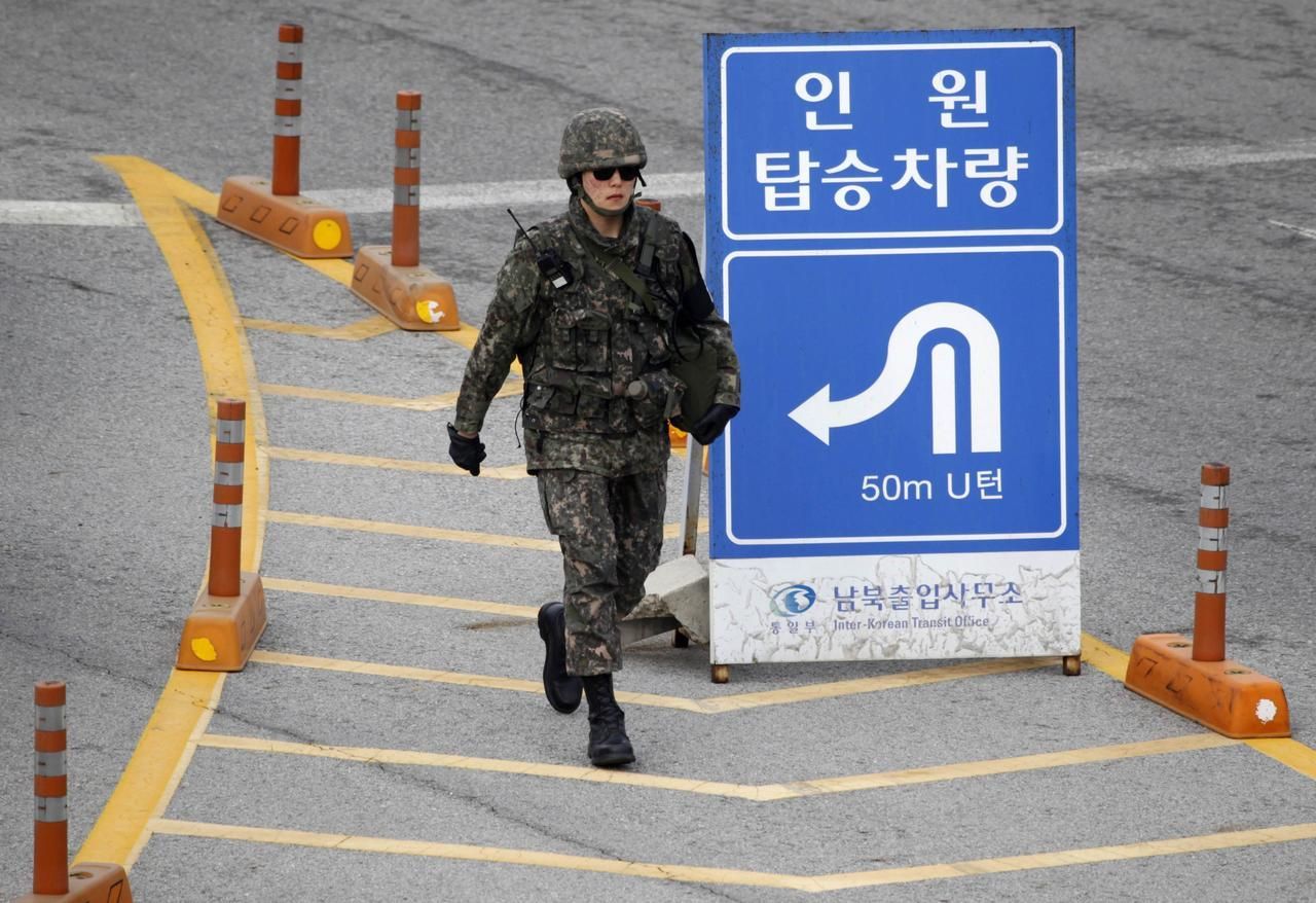 Fotogalerie: Pohledy z korejského Kesongu. Zde spolu pracují lidé, jejichž země jsou ve válečném stavu.