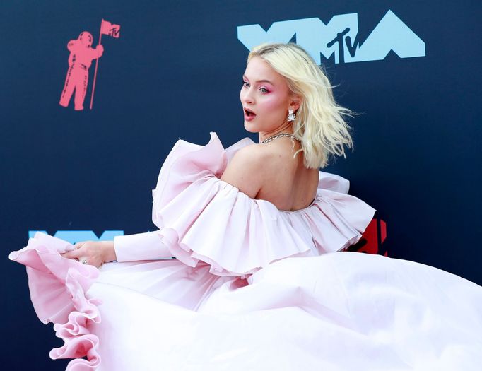 Zara Larsson se snaží dávat ženám co nejvíc příležitostí.