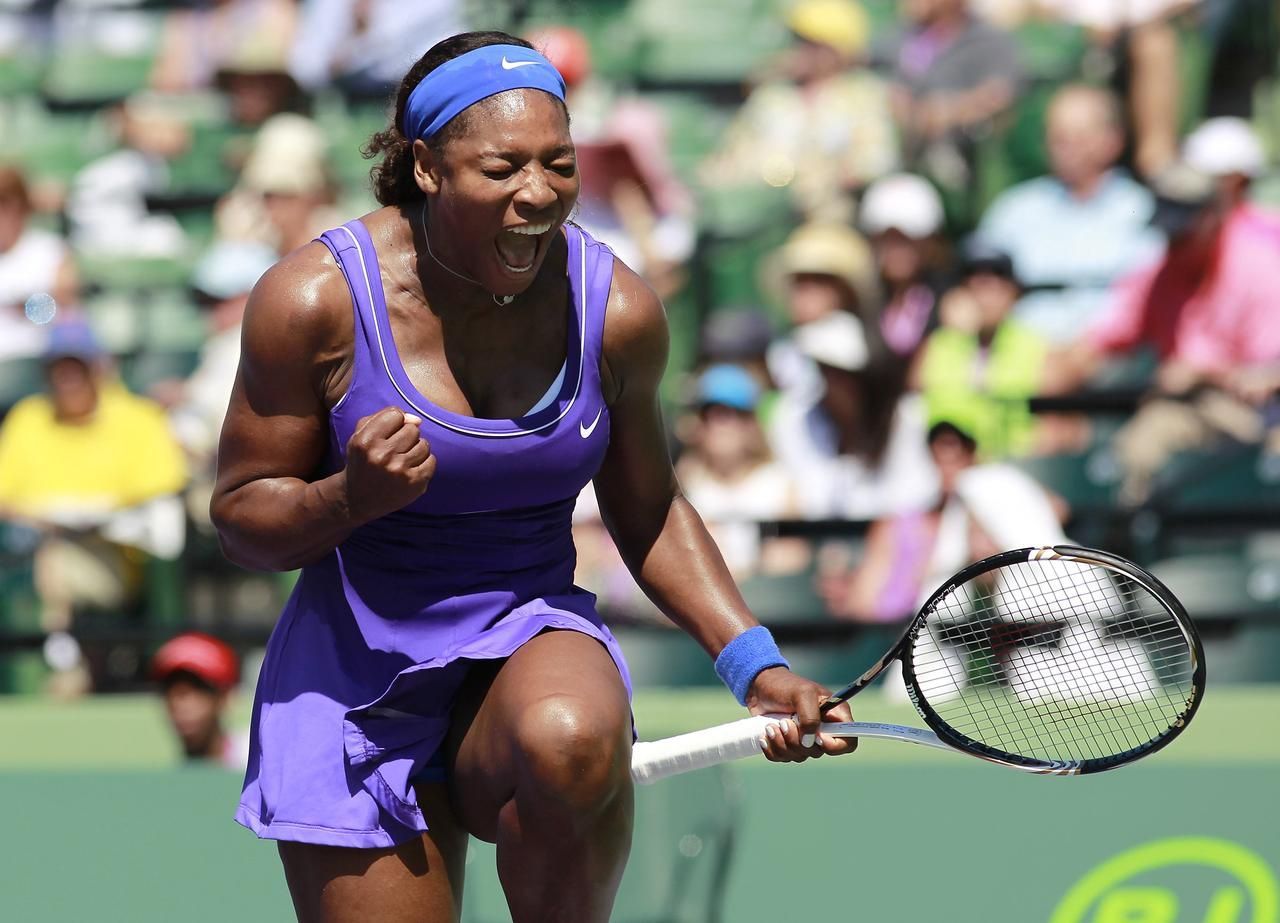 Serena Williamsová se raduje z vítězství nad Stosurovou