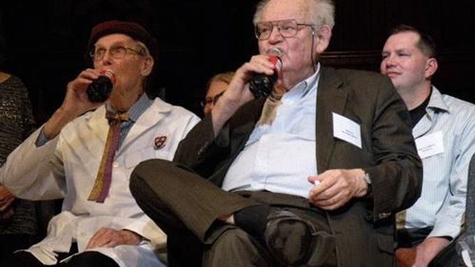 Nositel skutečné Nobelovy ceny William Lipscomb (vlevo) a uznávaný matematik Benoit Mandelbrot připíjejí na ceremoniálu udělování Ig Nobelových cen kokakolou vědcům, kteří zjitili, že tento nápoj zabíjí (nebo nezabíjí) spermie.