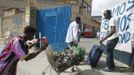 A squatter pushes a trolley at the entrance of an industrial complex in the Poble Nou neighbourhood of Barcelona July 16, 2012. The squatters said that a police order to evict them from a complex was postponed by a judge on Monday. REUTERS/Albert Gea (SPAIN - Tags: REAL ESTATE BUSINESS SOCIETY POVERTY) Published: Čec. 16, 2012, 4:32 odp.