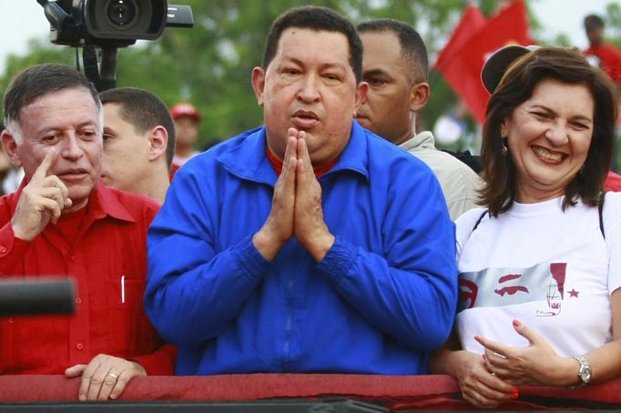 Venezuela's President Hugo Chavez (C) gestures as he greets supporters during a campaign rally in Cabimas in the state of Zulia September 30, 2012. Chavez is seeking re-election in an October 7 presidential vote. REUTERS/Isaac Urrutia (VENEZUELA - Tags: POLITICS ELECTION) Published: Říj. 1, 2012, 2:29 dop.