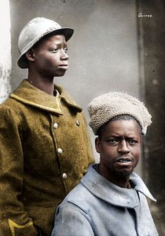 Senegalští střelci na retušovaném a kolorovaném snímku z června 1917.