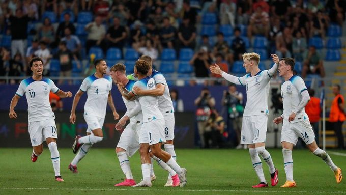 Fotbalisté Anglie se radují z gólu do sítě Španělska