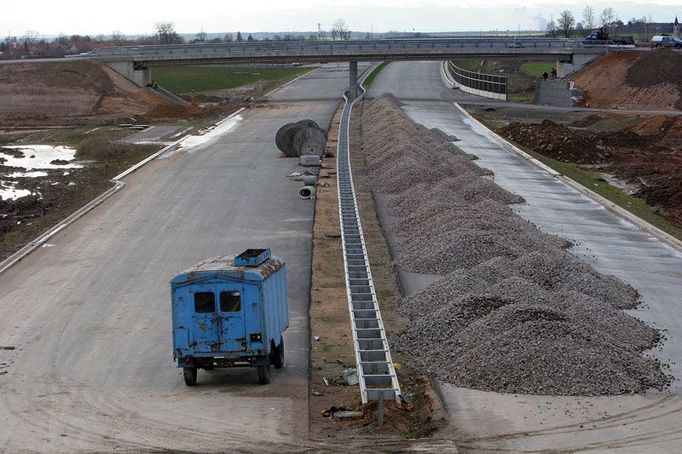 Zodpovědnost za dálnici končící šest kilometrů před Hradcem Králové se Ředitelství silnic a dálnic snaží hodit na majitelku polí.