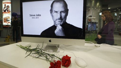Steve Jobs - Edison 21. století, jak mu mnozí přezdívali - 5. října prohrál svůj dlouhý boj s rakovinou slinivky.