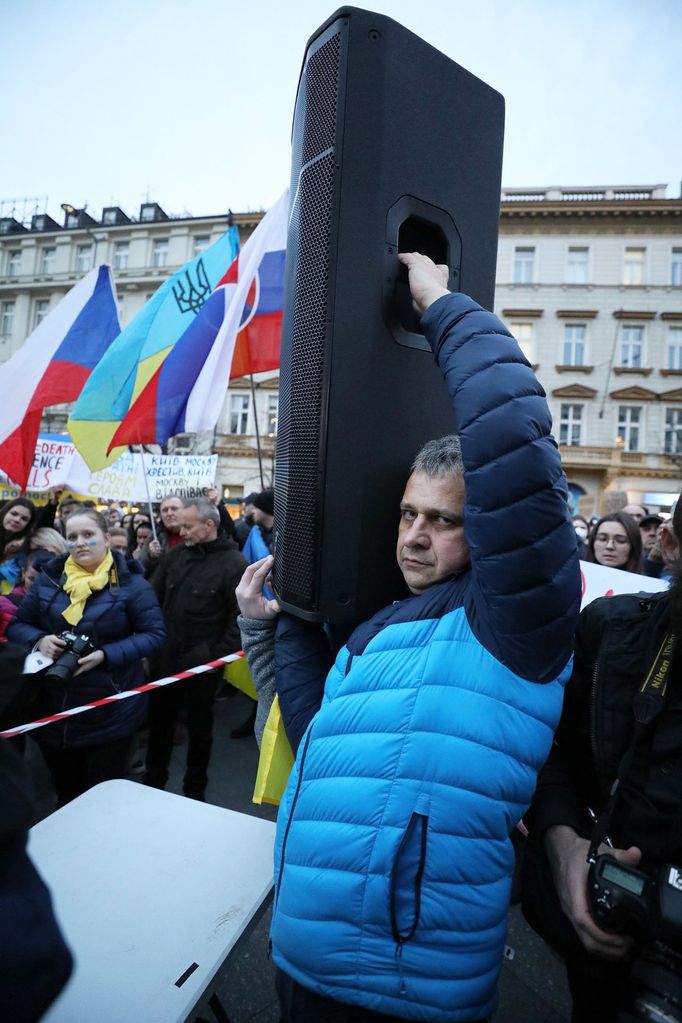 Záběry z pražské demonstrace na Václavském náměstí na podporu napadené Ukrajině.