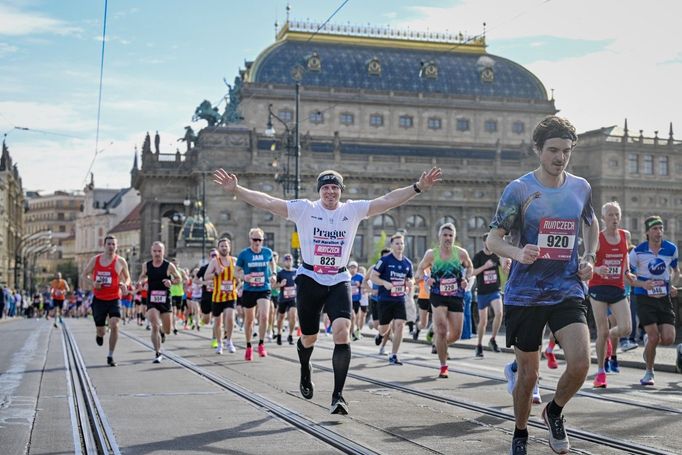 Běžci na trati pražského půlmaratonu.