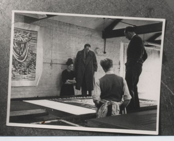 Lída Ascherová, Henry Moore, Zika Ascher a tiskař prohlížejí panel Ležící postava, 1948.