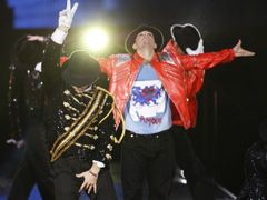 Celým večerem se táhla vzpomínka na Michaela Jacksona. Sbor tanečníků vystoupil v charakteristických kostýmech z průběhu celé kariéry krále popu. Nechyběla bílá rukavice ani červena kožená bunda.