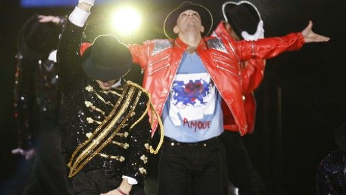 Celým večerem se táhla vzpomínka na Michaela Jacksona. Sbor tanečníků vystoupil v charakteristických kostýmech z průběhu celé kariéry krále popu. Nechyběla bílá rukavice ani červena kožená bunda.