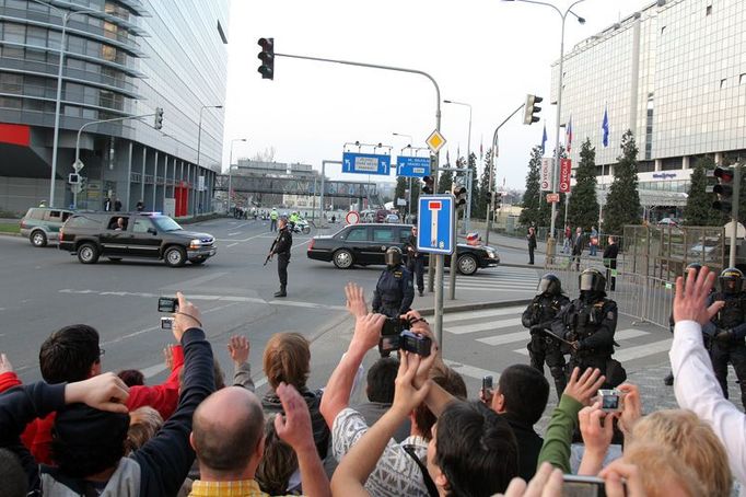 Příjezd prezidentské kolony k hotelu Hilton kde Barack Obama se svojí ženou strávili noc.