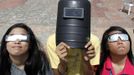 Students use a welding mask (C) and eclipse glasses (L and R) to watch Venus passing between the Sun and the Earth in Luneta park in Manila June 6, 2012. Venus made a slow transit across the face of the sun on Tuesday, the last such passing that will be visible from Earth for 105 years. REUTERS/Romeo Ranoco (PHILIPPINES - Tags: POLITICS SOCIETY) Published: Čer. 6, 2012, 7:39 dop.