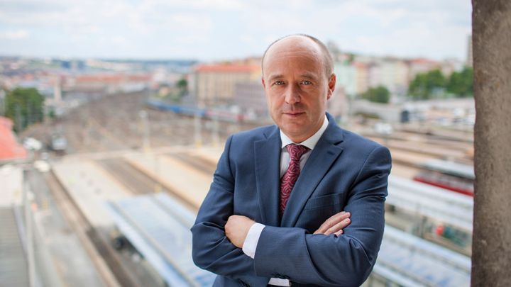 Strojvůdce vám nepřizná, že místo na cestu koukal do mobilu, říká šéf drážního úřadu