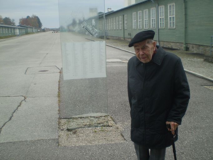 Bohuslav Bubník při návštěvě Mauthausenu.
