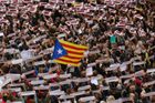 Španělský ústavní soud zrušil deklaraci o nezávislosti Katalánska. Lidé mezitím blokují ulice