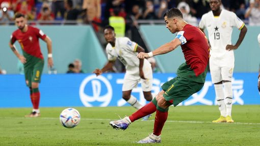 Cristiano Ronaldo proměňuje penaltu v utkání MS 2022 Portugalsko - Ghana