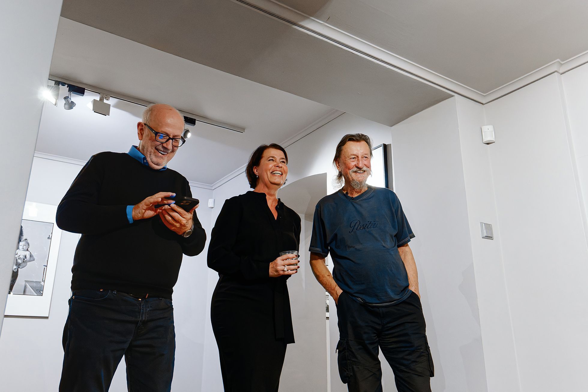 Snímky z vernisáže výstavy Jiřího Hankeho nazvané Otisky generace v pražské Leica Gallery.