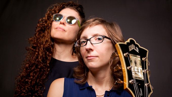 Kytaristka Mary Halvorson (vpravo) s klavíristkou Sylvií Courvoisier improvizují od roku 2017, kdy vydaly album Crop Circles.