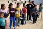 Palestinské děti čekají ve frontě na jídlo v uprchlickém táboře v Rafáhu