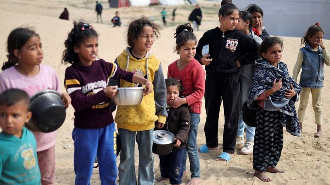 Palestinské děti čekají ve frontě na jídlo (ilustrační foto).