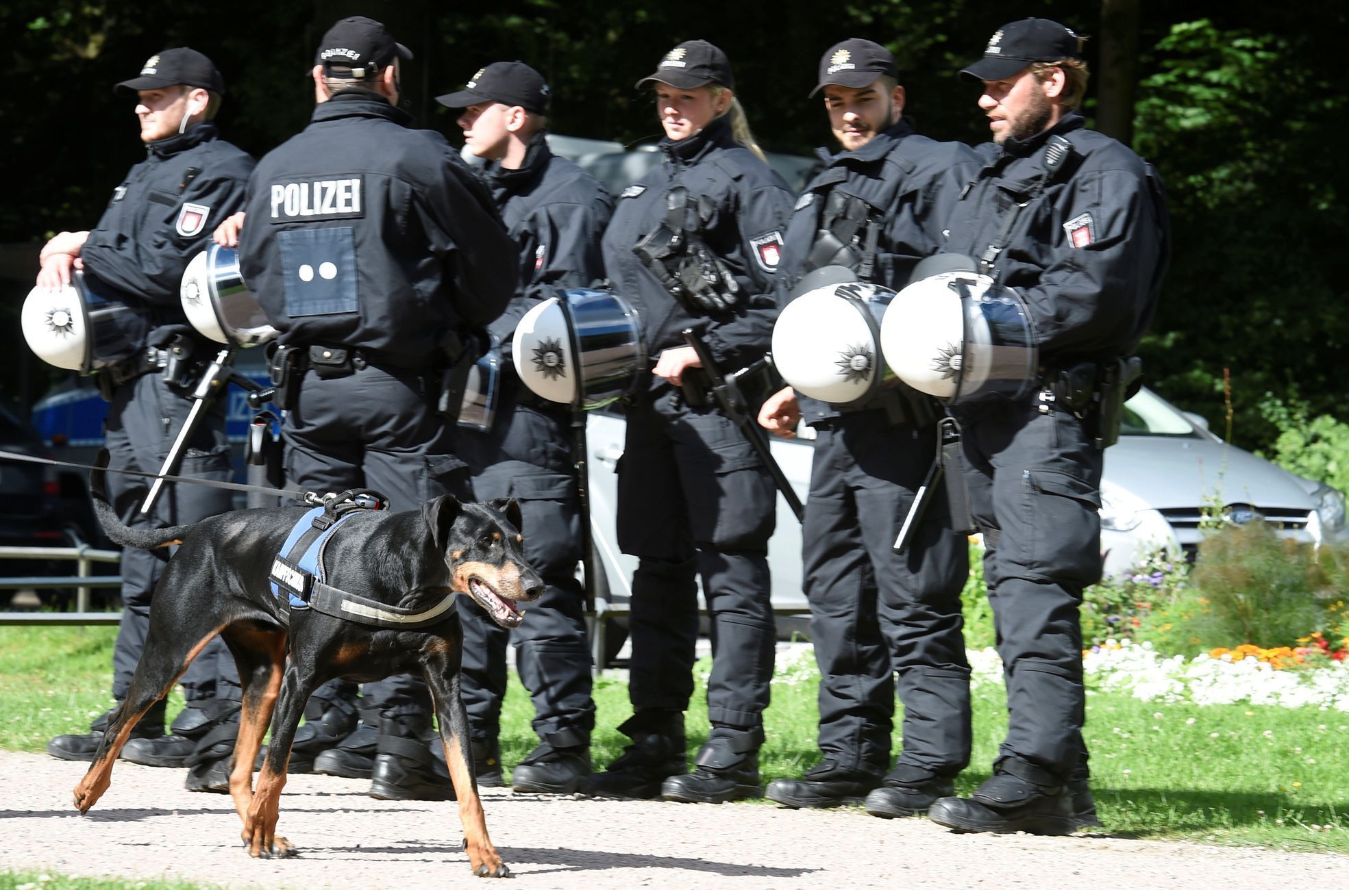 Němečtí policisté na demonstraci proti summitu G20.