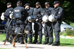 Skupina fotbalových fanoušků z Čech dělala v Tyrolsku výtržnosti. Musela proti nim zasáhnout policie