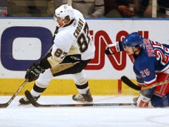 Počkej na mě! Sidney Crosby z Pittsburghu uniká českému útočníkovi New Yorku Rangers Petru Průchovi.