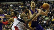 Lakers nepomohl k výhře ani Pau Gasol, jenž se snaží zakončit přes Bookera. "Jejich hráči si proti nám zvedli osobní rekordy díky energii, kterou jsme jim dodali svou mizernou volbou střel, špatným pohybem míče a ztrátami míče," okomentoval druhou prohru svého celku ve dvou dnech trenér Lakers Mike Brown.