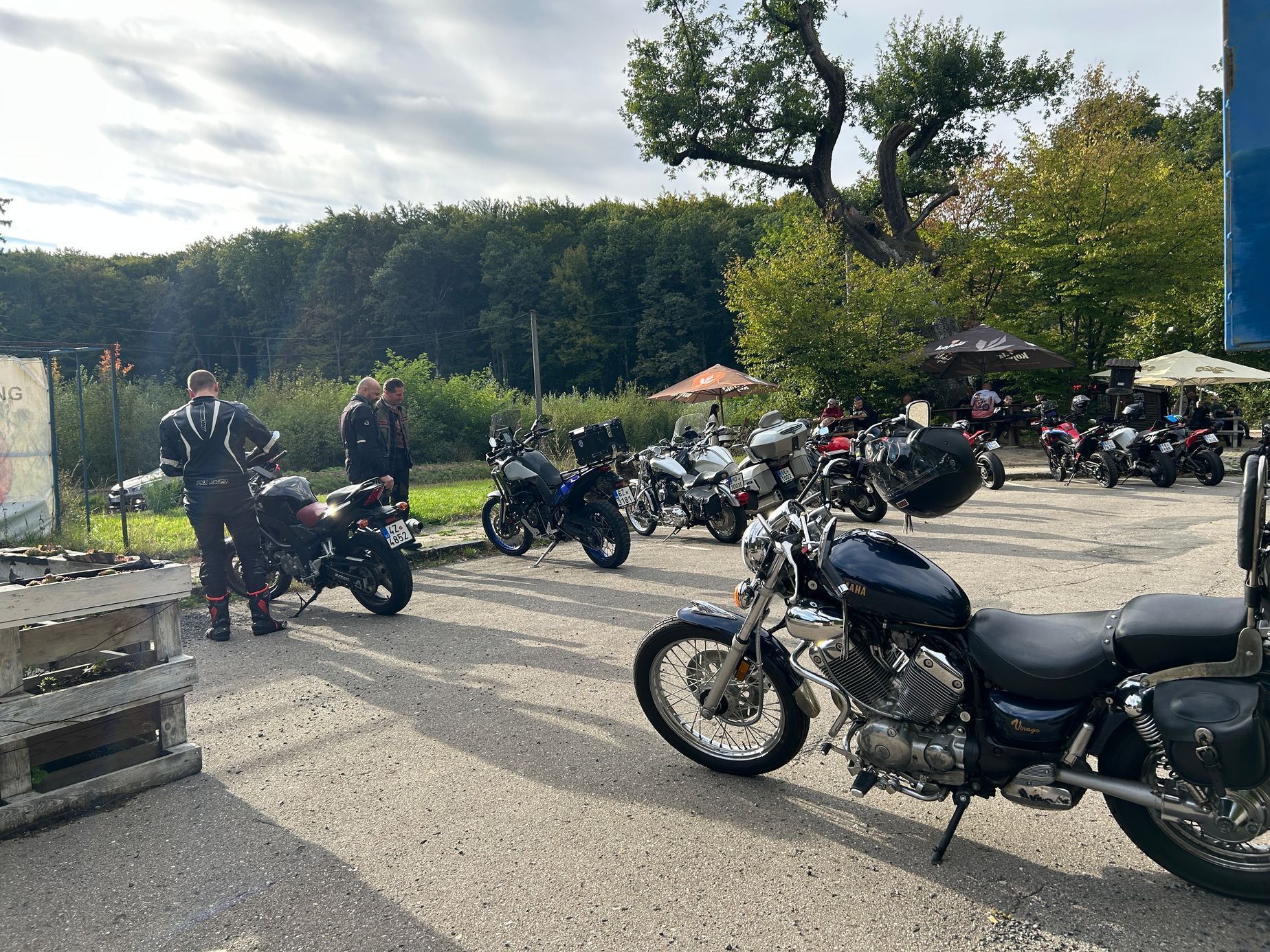 Buchlovské lesy, zatáčky, motorkáři, radary, nehody